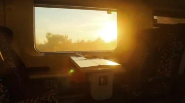 Tren yolculuğu günbatımı ışık