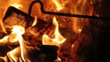 Şöminenin alevleri