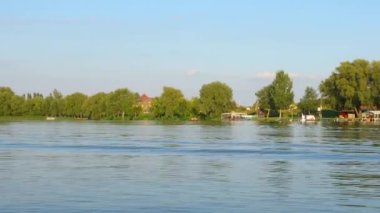 Geçiş Nehri üzerinde tekne