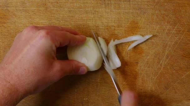 Hakken uien voor het koken — Stockvideo