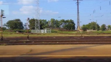 Tren yolculuğu pencere görünümü