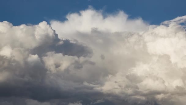 Облака движутся в небе — стоковое видео