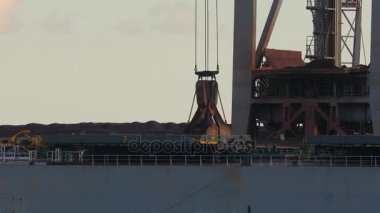 Kocaman bir kömür gemisi boşaltılıyor.