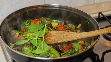 Sıcak kahvaltı hazırlarken