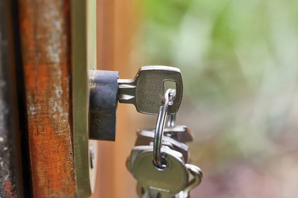 Puerta de jardín abierta con llave — Foto de Stock