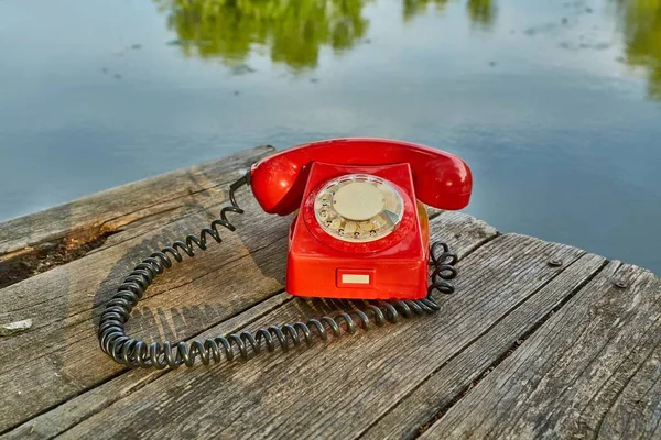Старый телефон в природе — стоковое фото