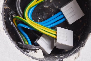 Duvardaki elektrik telleri