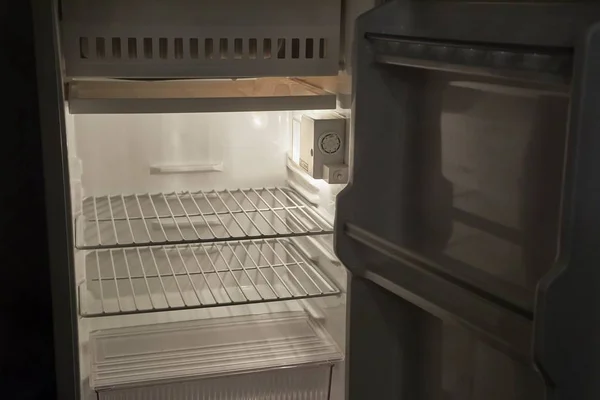 Refrigerador vacío en la oscuridad —  Fotos de Stock