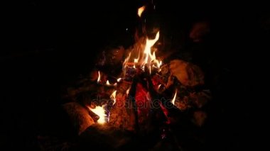 Kamp ateşi ağır çekim alevler