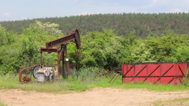 Oil well on a landscape — Stock Video