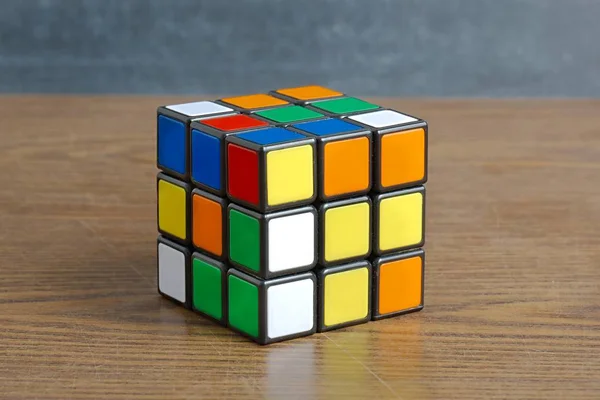 Rubiks Würfel auf Weiß — Stockfoto