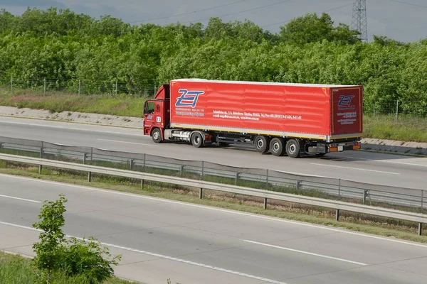 도로 위에 있는 트럭 — 스톡 사진