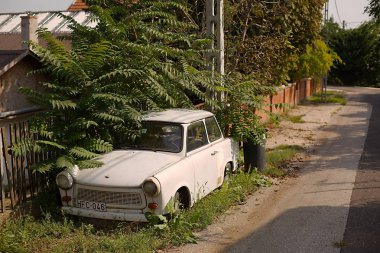 Bir sokakta terk edilmiş Trabant