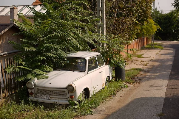 Elhagyott Trabant egy utcában — Stock Fotó