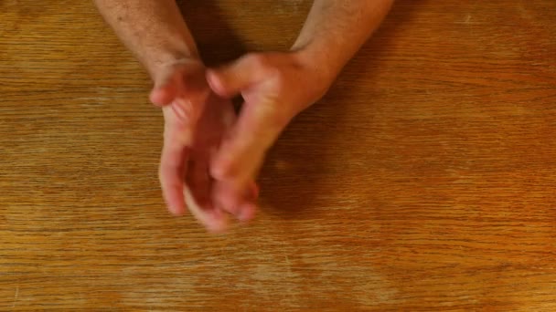 Cracking knuckles on both hands — Stock Video