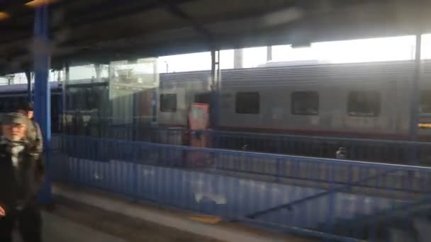 Tren llegando a una estación — Vídeos de Stock