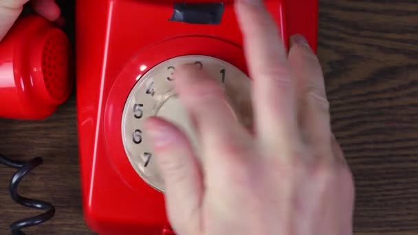 Röd Rotary telefon — Stockvideo