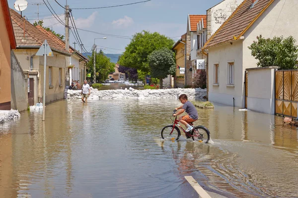Flooded street and houses — Stock Photo, Image