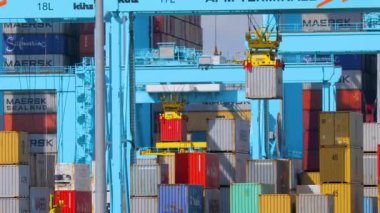 gestapelde cargo containers