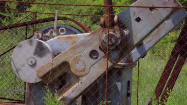 Petrol kuyusu bir peyzaj üzerinde