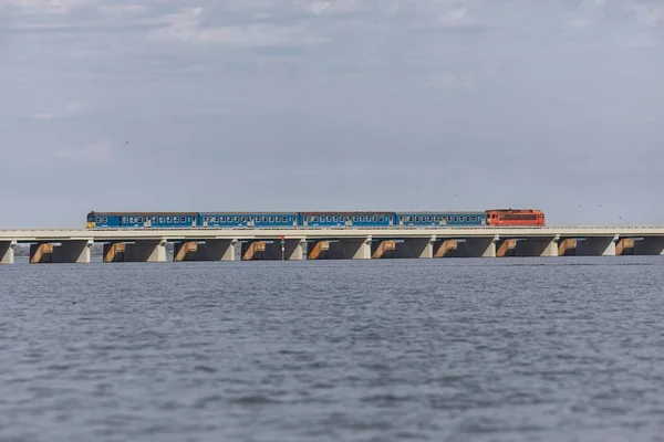 Tren sobre un lago — Foto de Stock