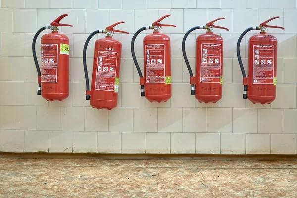 Extintores de incêndio na parede — Fotografia de Stock