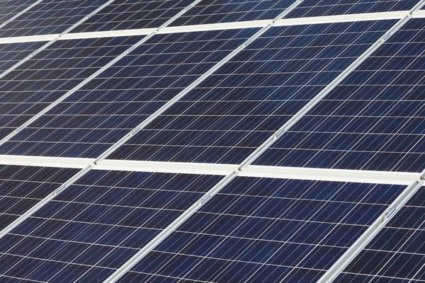 Paneles solares en un techo —  Fotos de Stock