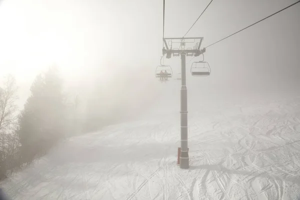 雲の中のスキー場のリフト — ストック写真
