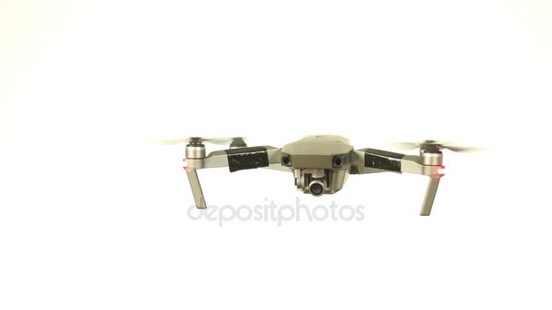 Drone volando fondo blanco — Vídeo de stock