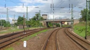 Tren istasyona varıyor.