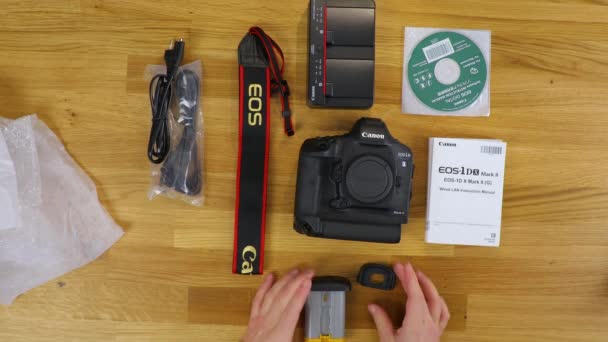 Canon EOS 1Dx mark II unboxing — Stok Video