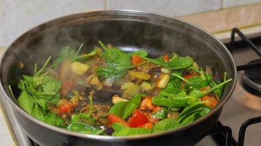 Sıcak kahvaltı hazırlarken