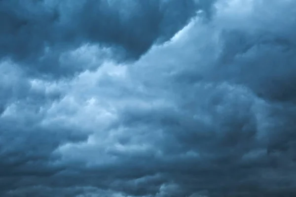 Nubes tormentosas en el cielo — Foto de Stock