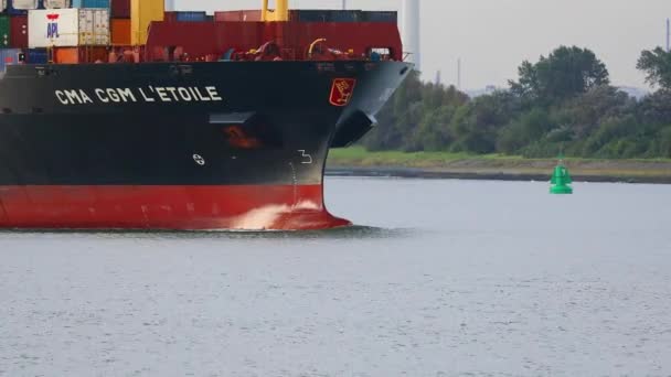 A rotterdami konténereket szállító hajó — Stock videók