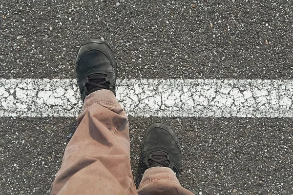 Stepping over the line — Stock Photo, Image