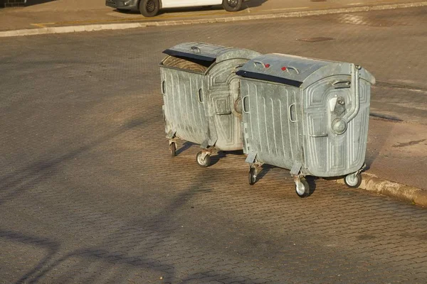 Affaldsbeholdere i et byområde - Stock-foto