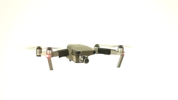 Drone flying bílé pozadí — Stock video