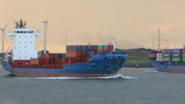 Rotterdam 'da konteynır taşıyan gemi.