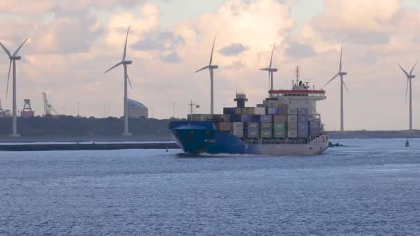 Корабель перевозить контейнери через ротердам — стокове відео