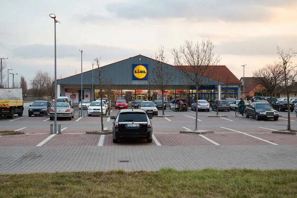 Lidl のスーパー マーケット駐車場 — ストック写真