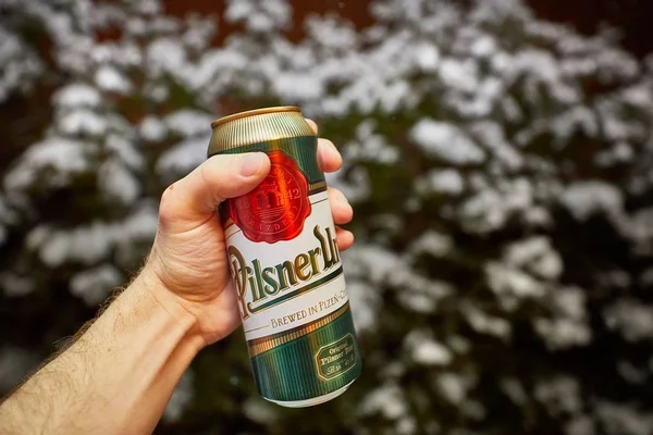 Karlı havalarda bira holding — Stok fotoğraf