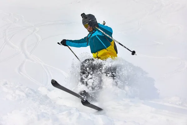 Taze toz karda kayak yapmak — Stok fotoğraf