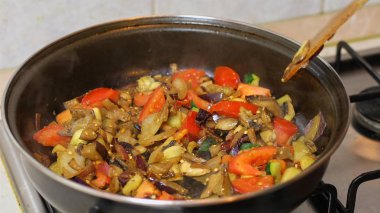 Sıcak kahvaltı hazırlarken