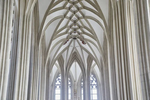 Catedral interior brillante luz del día — Foto de Stock