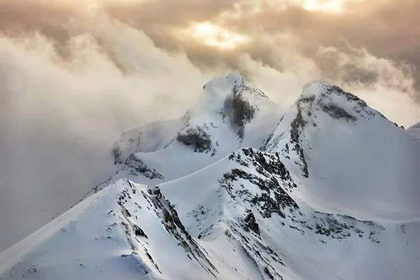 Berge mit Wolken — Stockfoto