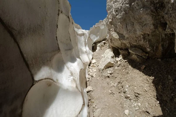 Sendero de montaña que desborda un glaciar — Foto de Stock