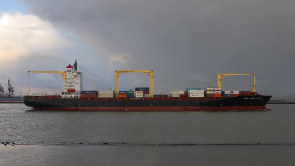 Embarcación transportando contenedores a través de Rotterdam — Vídeo de stock