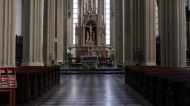 Katedral iç parlak gün ışığı