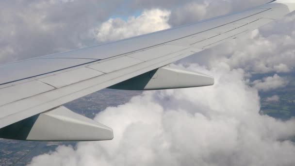 Volando en un avión — Vídeo de stock