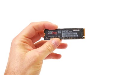 Devre kartı bir SSD el düzenlenen